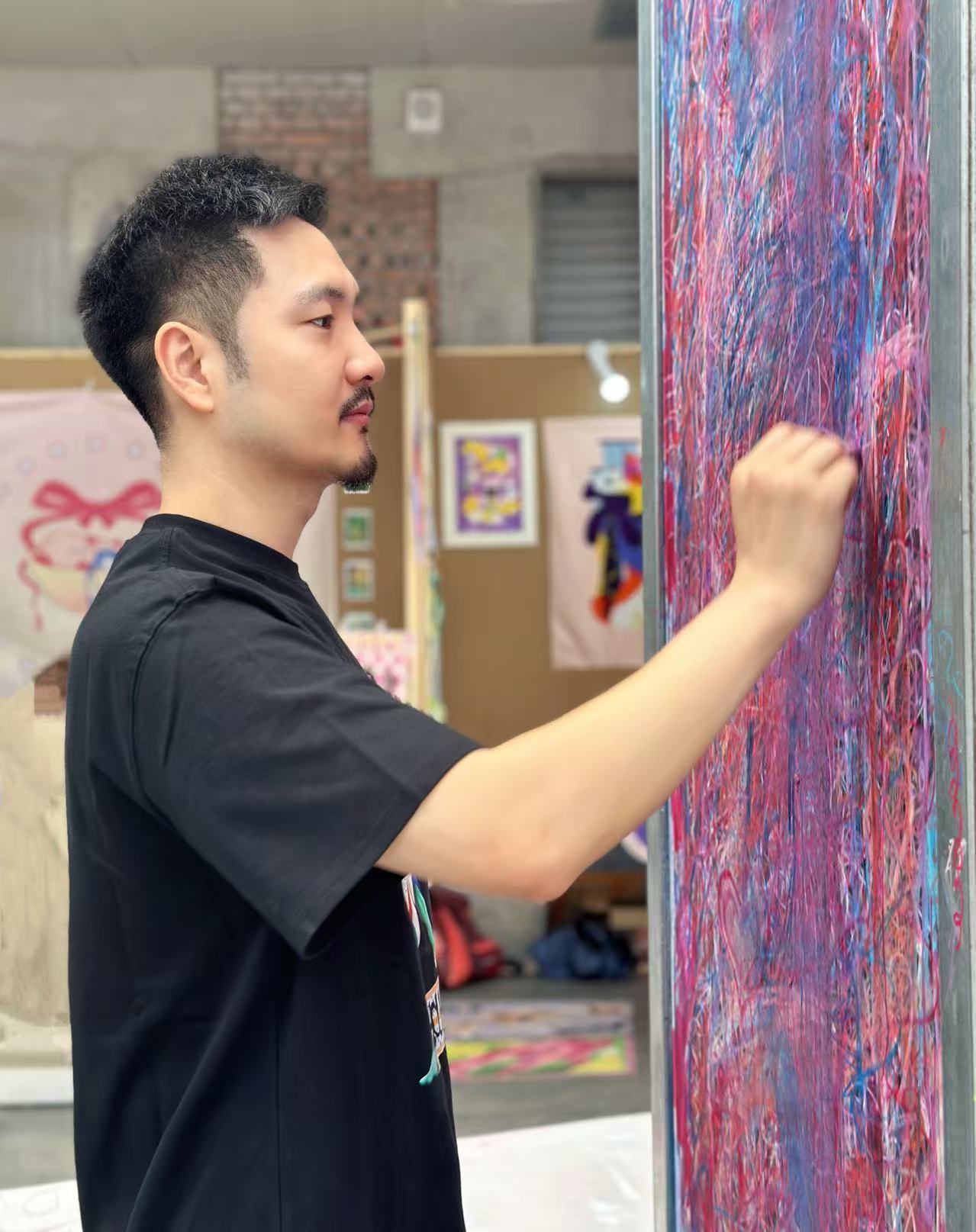 宋贝在工作室进行绘画创作